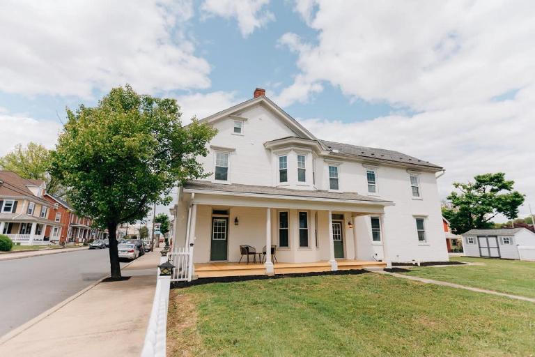 Newly Renovated Vintage Inspired Large 4 BR Home - B&B Mount Joy