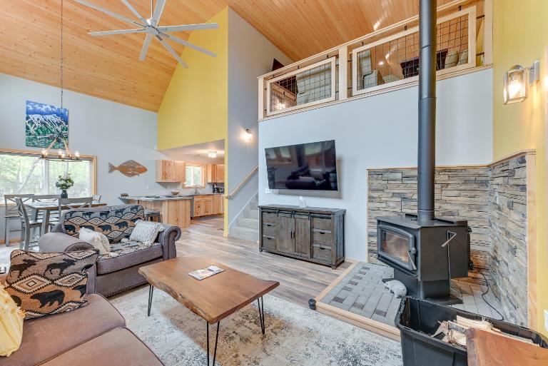 Soldotna Home w/ 2 Living Areas & Spacious Porch - B&B Soldotna