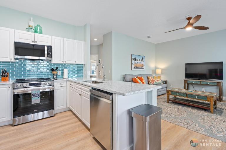 ON Flagler Avenue! Dog Friendly with Balcony and Parking Walk to the Beach! - Ferienwohnung New Smyrna Beach