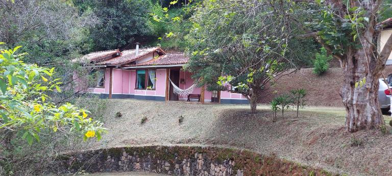Chalé Araras Itaipava - Refúgio na Serra ,natureza ,clima fresco , ar puro - Chambres d'hôtes Petrópolis