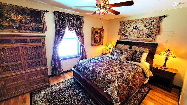 The Sovereign Suite - Cozy And Convenient With Home Theater - Bed and Breakfast Old Town