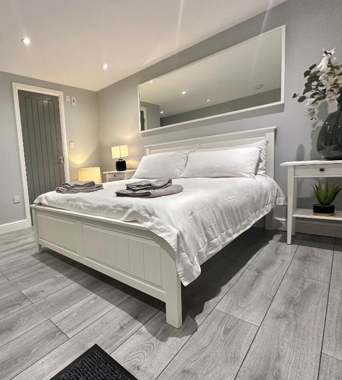 Modern Luxury Private Detached 1 Double Bedroom Studio Apartment - Super Fast Wifi - B&B Luton