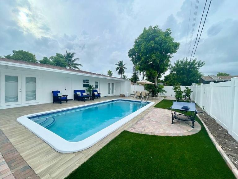 Mango’s House Close to Beach…Pool, Table Pool - B&B Pompano Beach