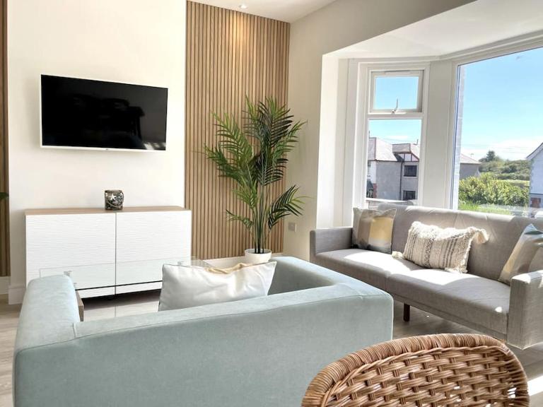 Lush Porthcawl Coney Beach 2 bedroom apt, Spacious, Parking, Prime Location - B&B Porthcawl