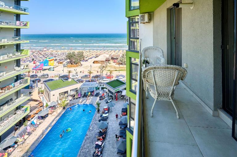 Brooklyn Apartment Spa and Pool Beach Resort - parking - Ferienwohnung Mamaia