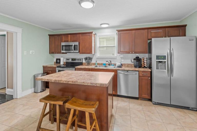 4 Bedroom House, sleeps 12, short walk to Main St! - B&B Saint Charles