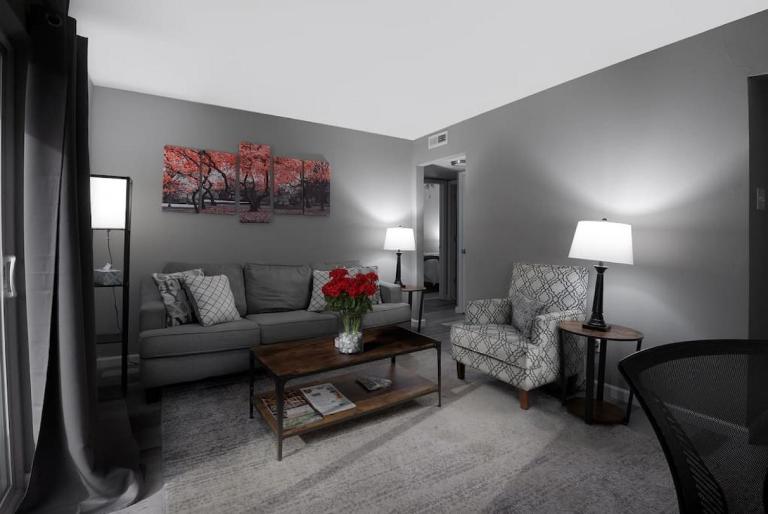 Luxurious 2-Bedroom Abode with Elevated Comforts Near Main Street - B&B Saint Charles