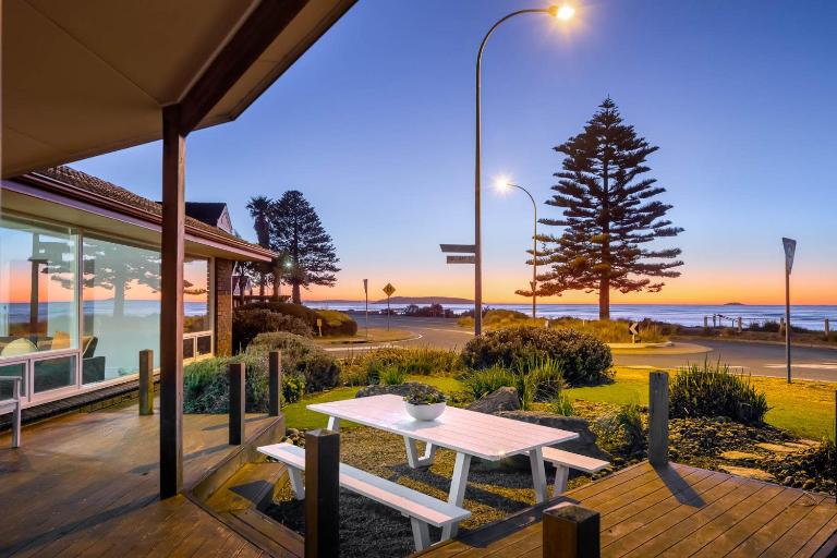 Frankies Beach House - A Breezy Esplanade Escape - B&B Encounter Bay
