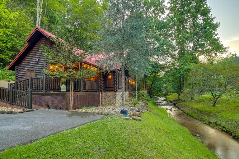 Private Hot Tub: Creekside Sevierville Sanctuary - Ferienwohnung Sevierville