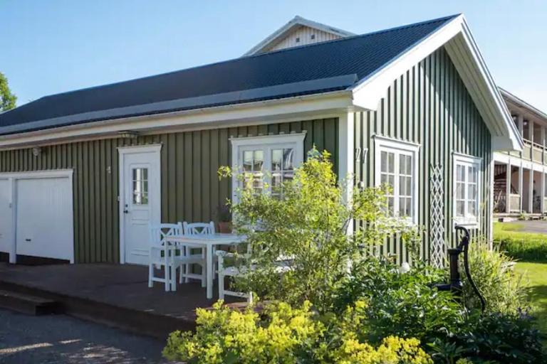 Lilla gröna huset på gården - B&B Härnösand