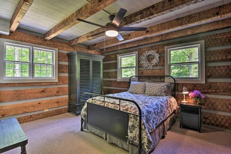Creekside cabin w/ hot tub, fireplace & trail - B&B Newland