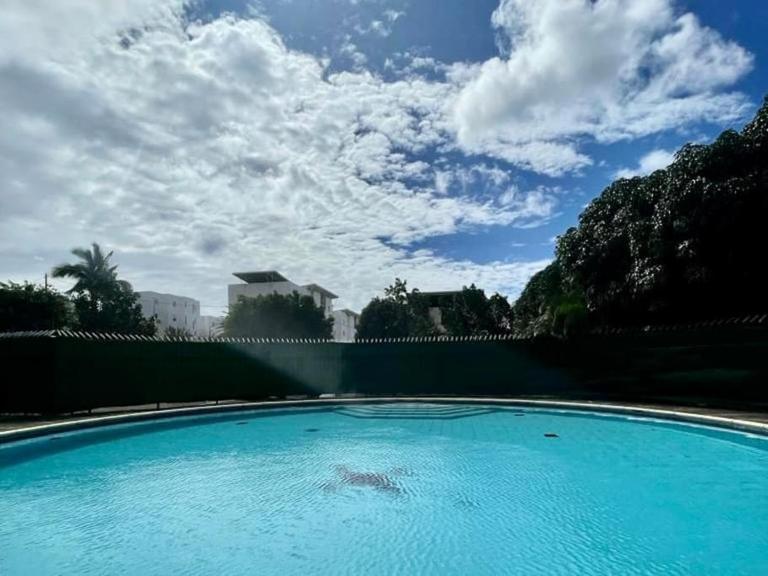 L appart dans les Nuages - Climatisé - Piscine - Vues panoramiques - Proche aéroport et Université - B&B Sainte-Clotilde