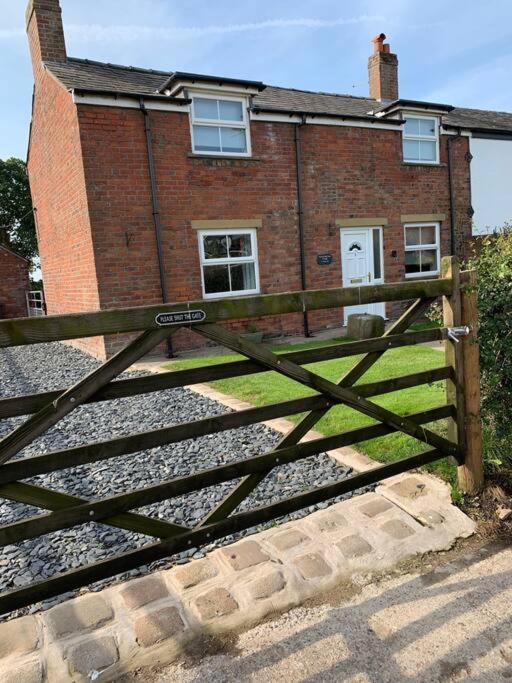 Newton Hall Farm cottage, hot tub garden views Nr Lytham Ribby - B&B Preston
