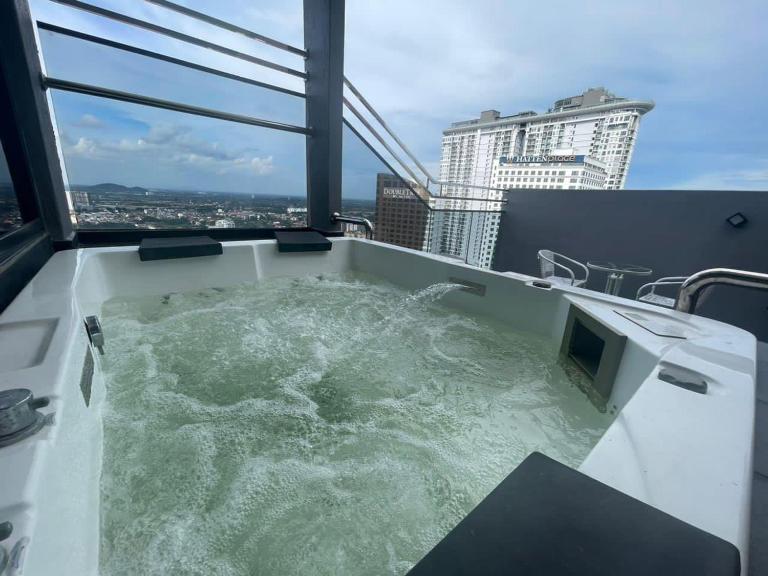 Imperio Residence Melaka - Private Jacuzzi with Seacityview stay with Wifi - Ferienwohnung Malakka
