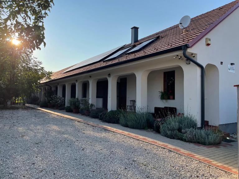 Diófa Apartmanház - B&B Kapuvár