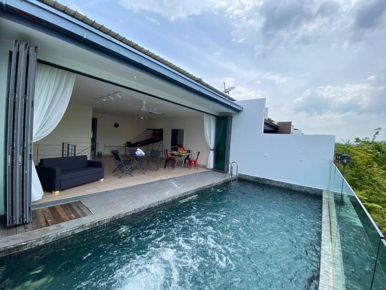 Puchong New Private Pool & Jacuzzi up to 30 Pax - B&B Puchong Batu Dua Belas