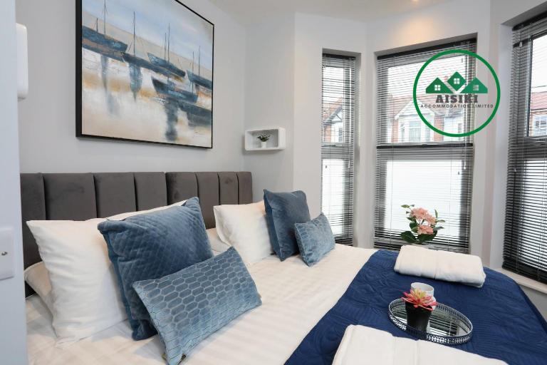 Aisiki Apartments at Stanhope Road, North Finchley, Airconditioned Multiple 2 or 3-Bedroom, Pet Friendly Duplex Flats, King or Twin Beds with Free Wi-Fi - Chambres d'hôtes Finchley