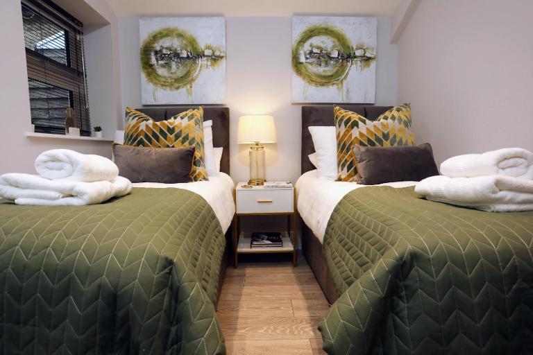 Aisiki Apartments at Stanhope Road, North Finchley, Airconditioned Multiple 2 or 3-Bedroom, Pet Friendly Duplex Flats, King or Twin Beds with Free Wi-Fi - B&B Finchley