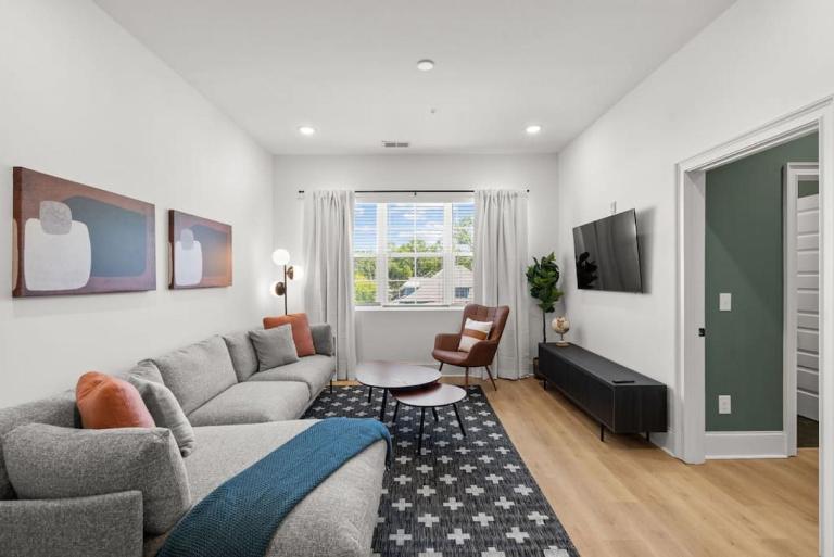 Chic and Cozy Designer Condo 3 Miles to Downtown - B&B Nashville