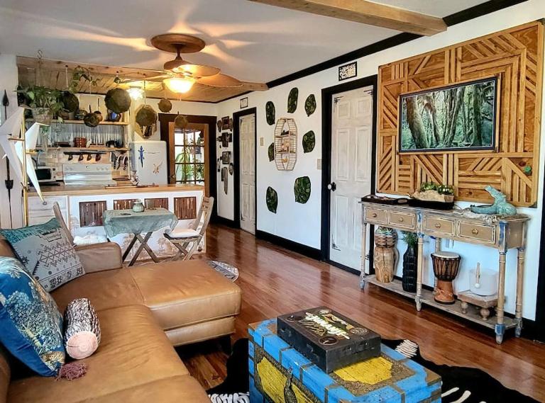 Cozy AF Jungle-House Hideaway - Chambres d'hôtes Tampa