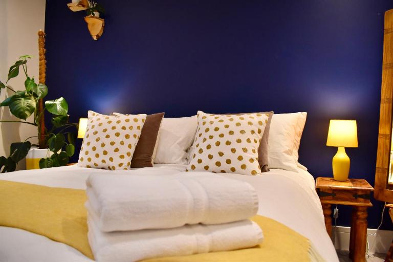 Stylish centrally-located studio with parking - B&B Croydon