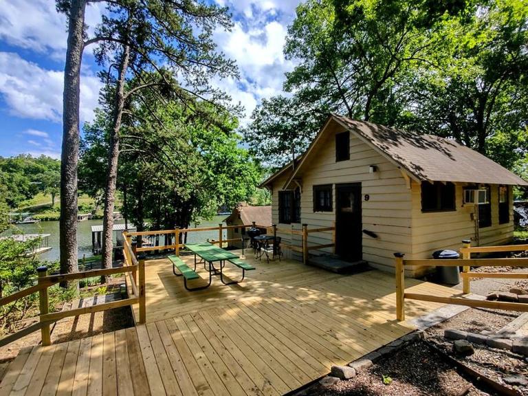 #09 - Large Lakeview One Bedroom- Pet Friendly - Bed and Breakfast Hot Springs