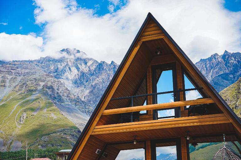 Lonely Mountain - B&B Stepantsminda
