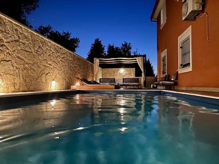 Duplex Apartment with Private Swimming Pool - Ferienwohnung Preko