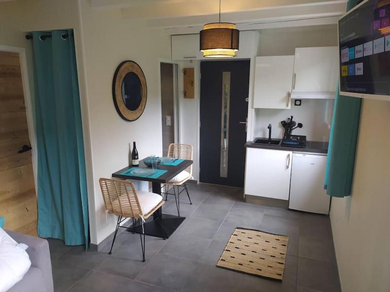 Chambre avec cuisine, entrée et terrasse privée ! - B&B Curienne