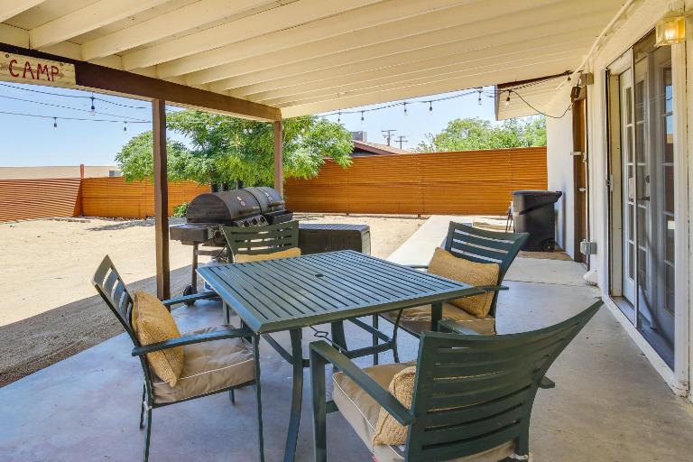 Joshua Tree Home w/ Patio - 5 Mi to National Park! - Chambres d'hôtes Joshua Tree