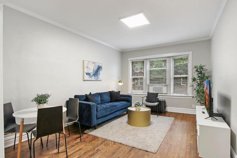 Chic & Fully Furnished 2BR Apartment - Roscoe 1 - B&B Chicago