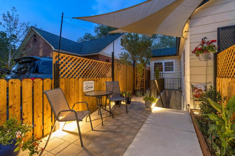 Ski & Hike: Cozy Dtwn Reno Studio w/ Fireplace - B&B Reno