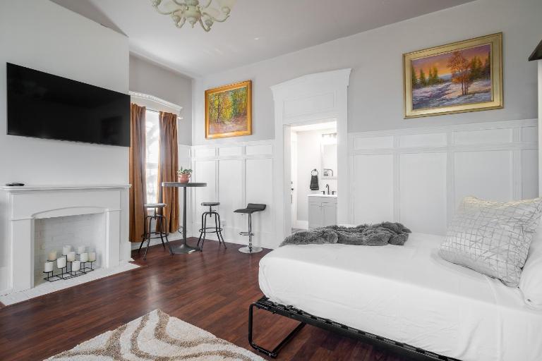 Walk/ Bike everywhere from this Historic Chic Studio - B&B Columbus