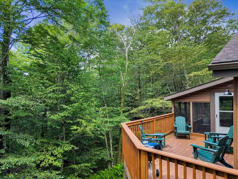 Serene & Fun Family Gem ~ Big Bass Lake Community! - Chambres d'hôtes Gouldsboro