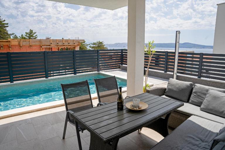 Sobol Apartments "Ventus" with private pool - B&B Cirquenizza