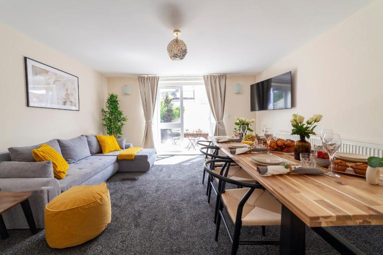 Arte Stays Serviced Houses Stratford - 3 Bedrooms 2 Bathrooms Houses London, Stratford, Maryland, Free Parking, Garden, Weekly or Monthly Stays - up to 8 guests - Ferienwohnung London