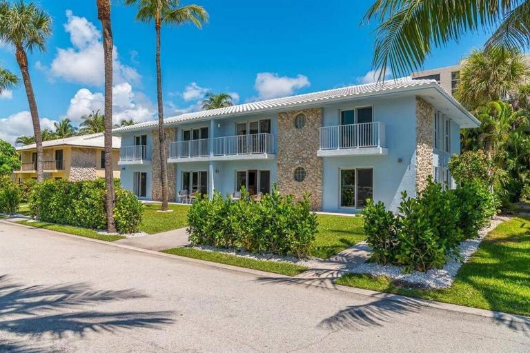 Lux Beachside 2nd Floor Condo 3 Steps to the Beach! - B&B Juno Beach
