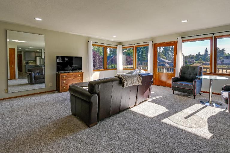 Relax & Recharge: Edgewood Home w/ Balcony - B&B Edgewood