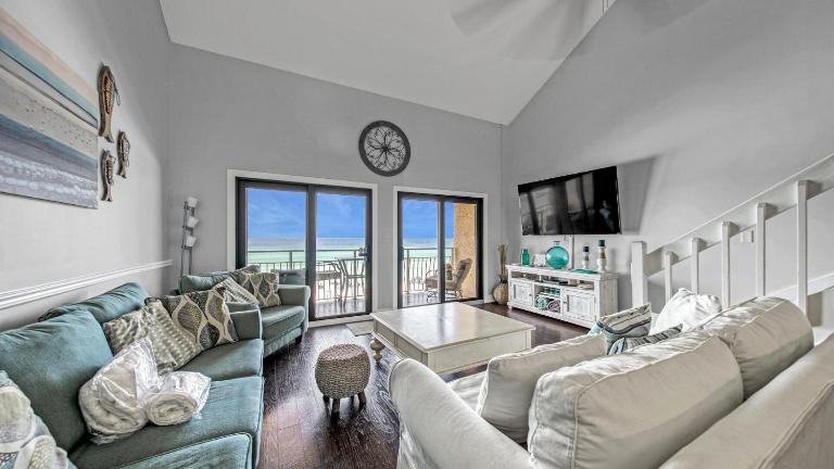 Crystal Villas 12B - Updated 2 Bedroom with Loft Beach Front Condo In the Heart of Destin - Bed and Breakfast Destin