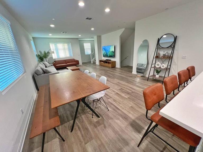 Modern Lux Home Near Disneyland And In The Heart Of OC! - Bed and Breakfast Santa Ana