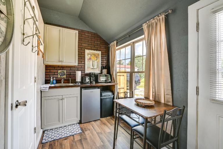Brownsville Studio Cottage - Walk to Mammoth Cave! - B&B Brownsville