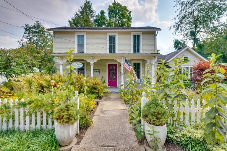 'The Porch House' Located in Historic Village - B&B Granville