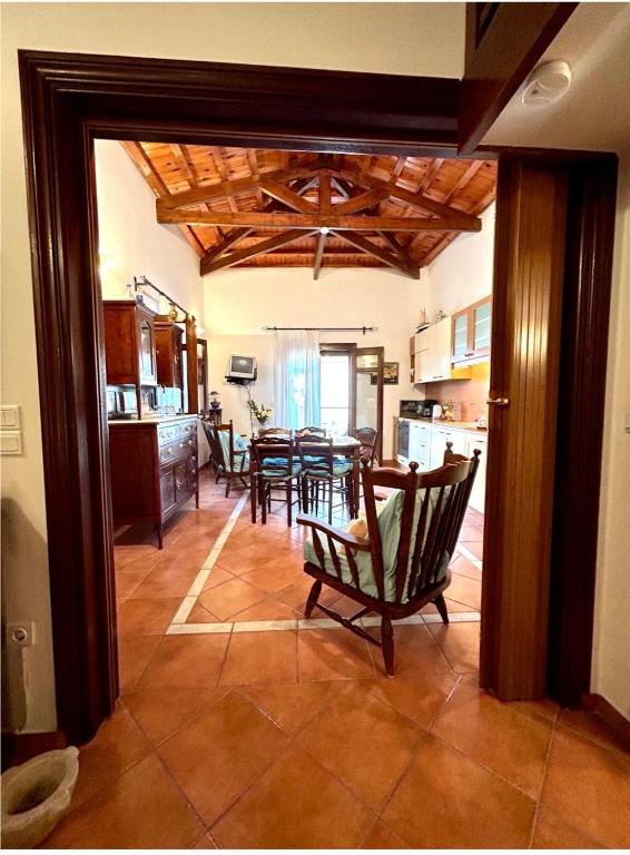 Alexjean cosy apartment close to beach and Dapia - B&B Spétses