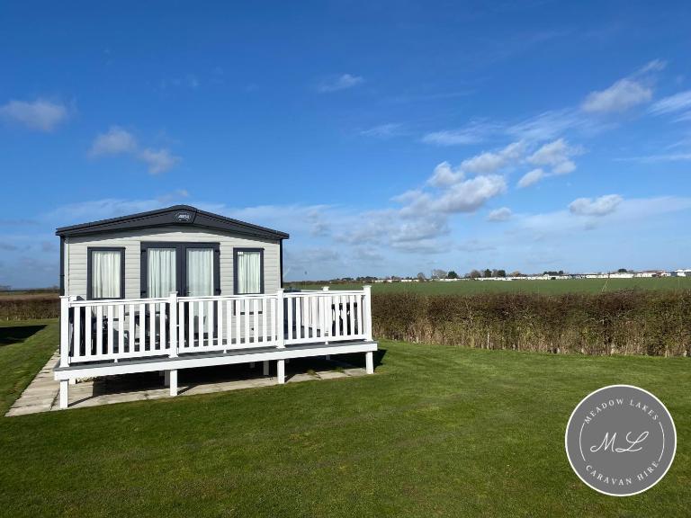 Waterside mini lodge - pet friendly, WiFi, direct beach access & club on site - Meadow Lakes Caravan & Lodge Hire - Ferienwohnung Ingoldmells
