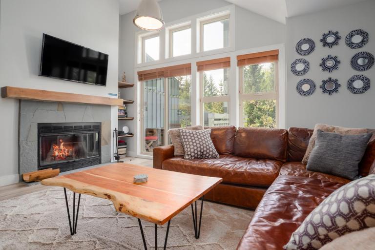 2BR in Treeline, Wood Burning Fireplace, Shared Hot Tub, Free Parking - Bed and Breakfast Whistler