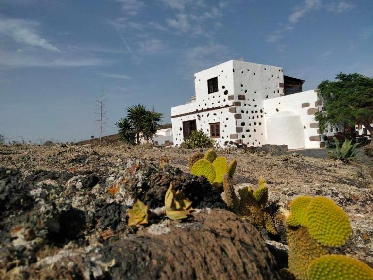 LANZAROTE Casa Volcánica-Anclada sobre la lava del volcán - B&B Montaña Blanca
