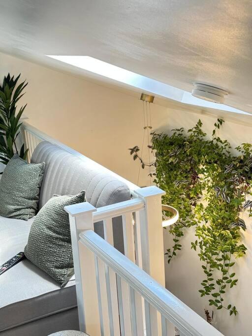 Cosy Stylish Studio Apartment - Ferienwohnung Trowbridge
