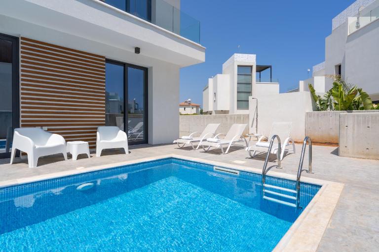 Villa Flora's 3-BR Retreat & Private Pool in Protaras - B&B Paralímni