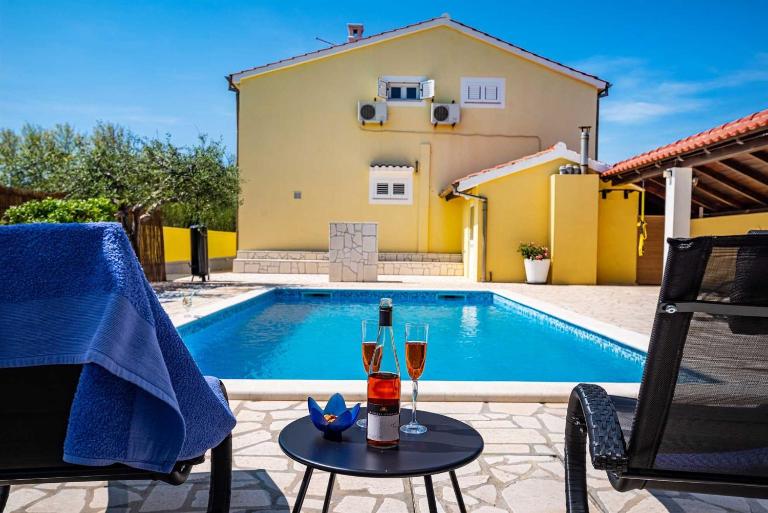 Apartment house Simoni with pool, Zadar county - Chambres d'hôtes Privlaka