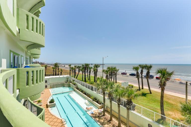 Pool, Oceanfront Balcony! 4th-Floor Galveston Unit - B&B Galveston
